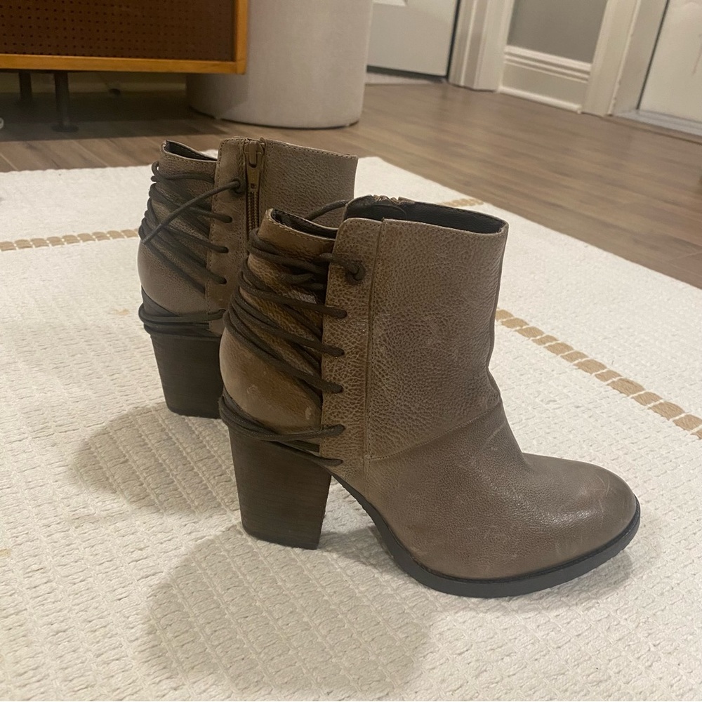 Steve Madden Raglin Heeled Leather Booties in Stone (Size 8.5)